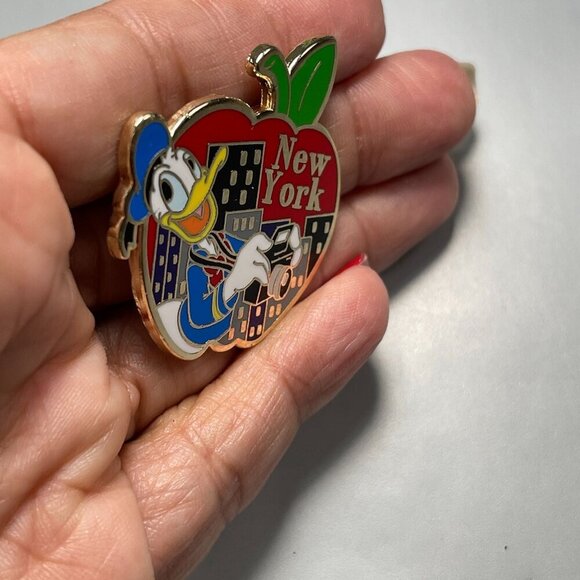 Disney Donald Duck New York Trading Pin Apple Camera Badge Lapel Pin Brooch - Picture 4 of 8